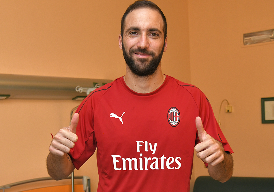 Vua chao hoi Ronaldo o Juventus, Higuain chinh thuc gia nhap AC Milan hinh anh