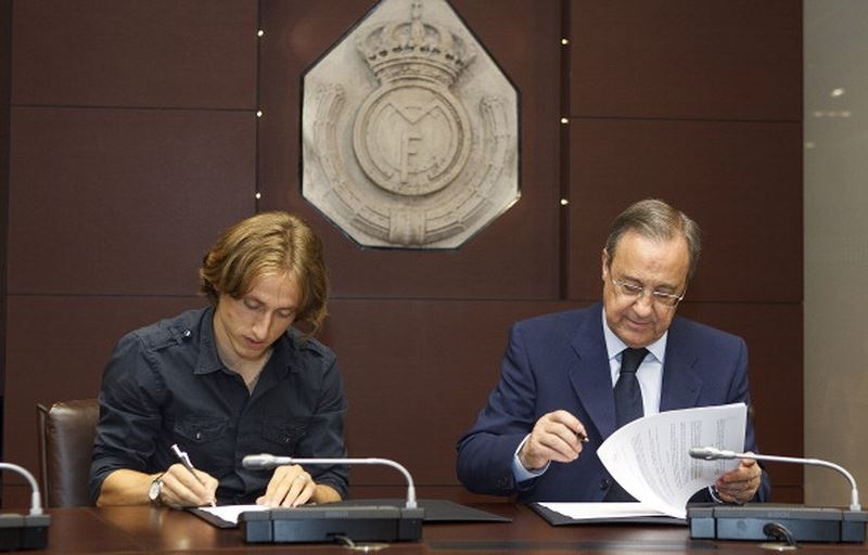 Chu tich Real: 'Chi 750 trieu euro di, toi se cho Modric di' hinh anh