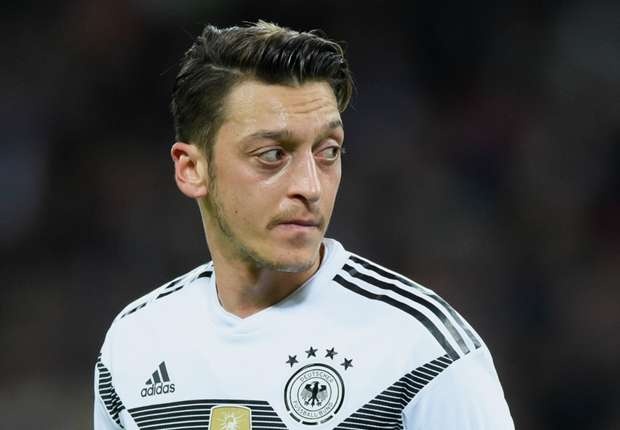 Beckenbauer ngam chi trich Oezil vi nhai keo khi hat quoc ca hinh anh