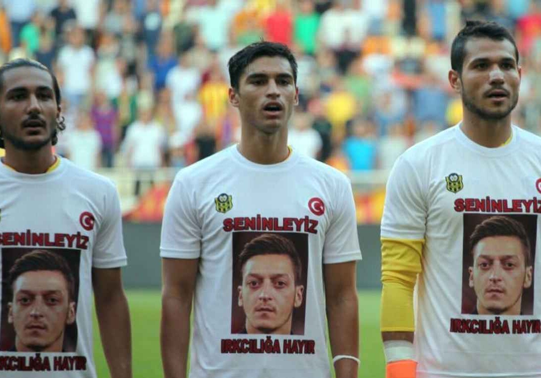 Dan cau thu mac ao in mat Oezil ung ho chong phan biet chung toc hinh anh