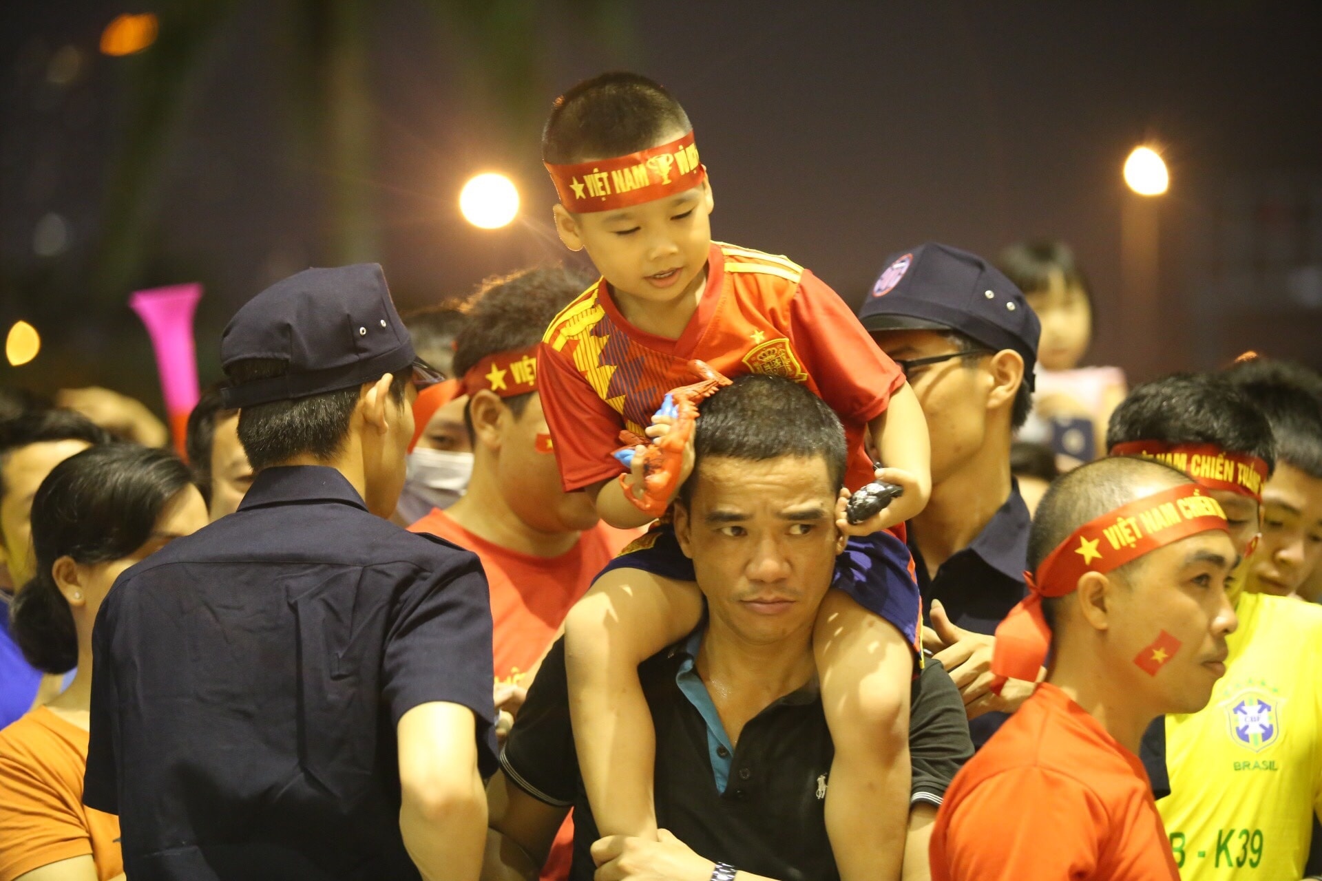 Nguoi ham mo gay hon loan tai diem soat ve truoc gio bong lan hinh anh