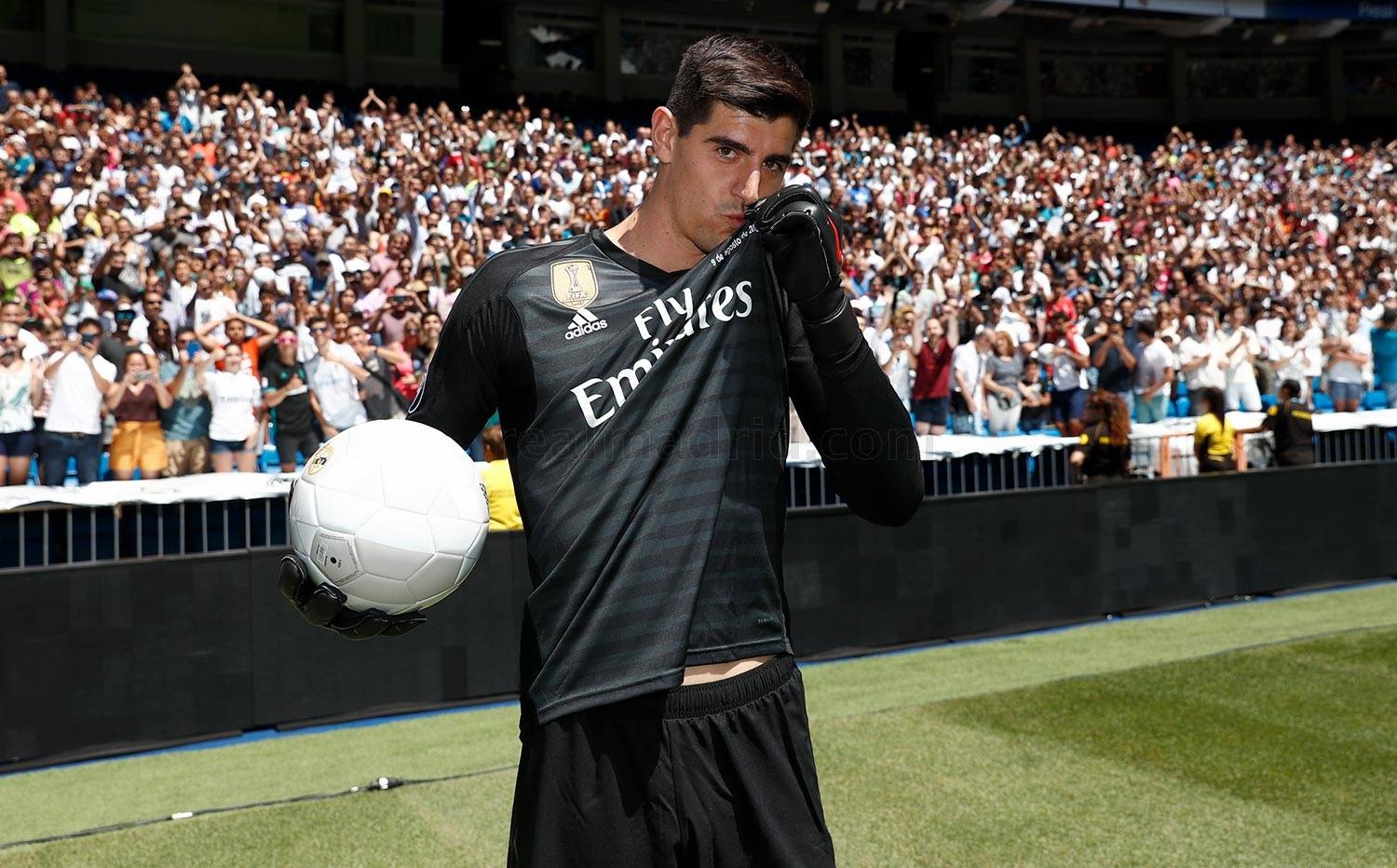 Courtois hon len logo Real Madrid trong ngay ra mat hinh anh