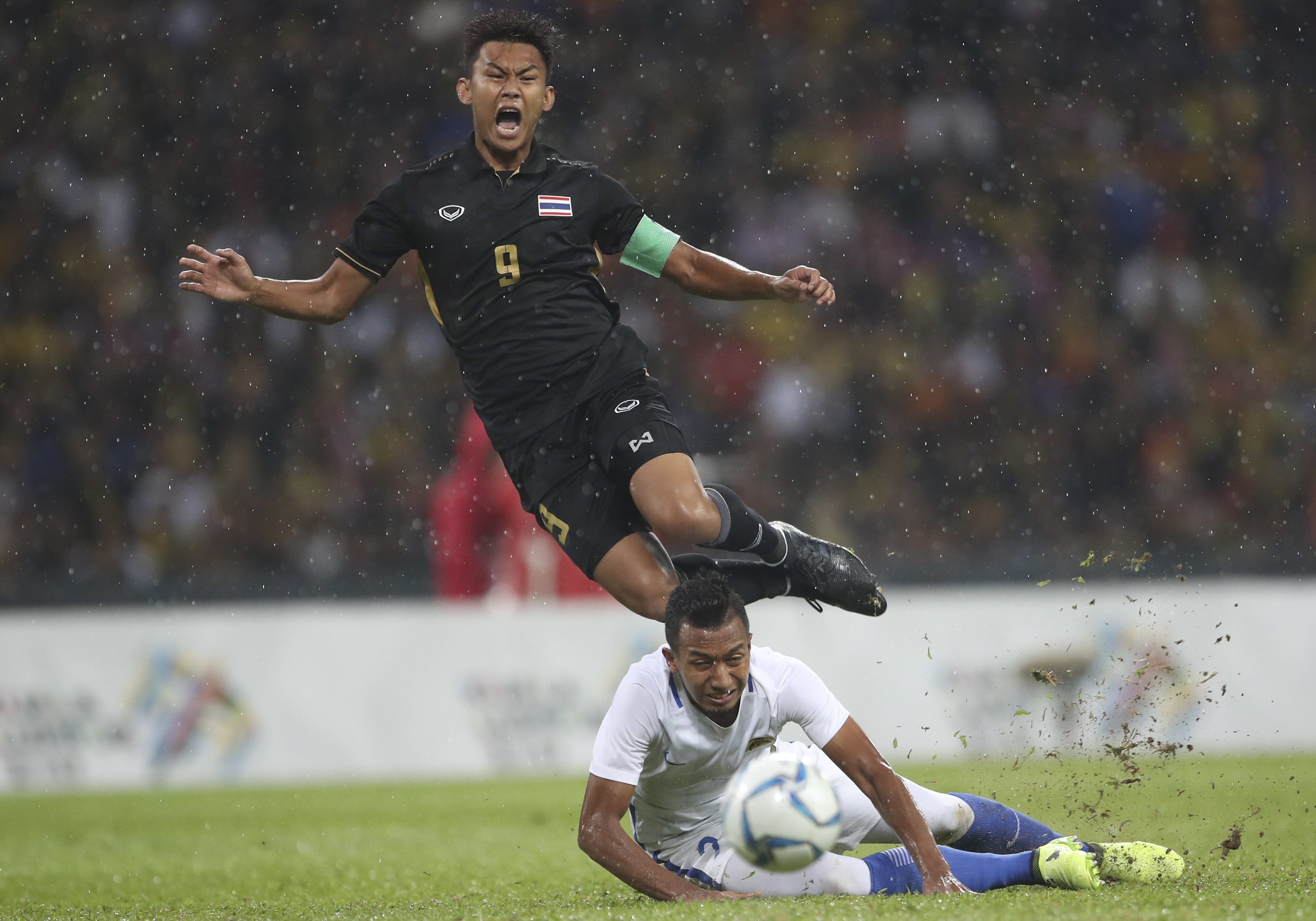 Doi truong Thai Lan bi len an kich liet vi co pha choi xau doi thu hinh anh