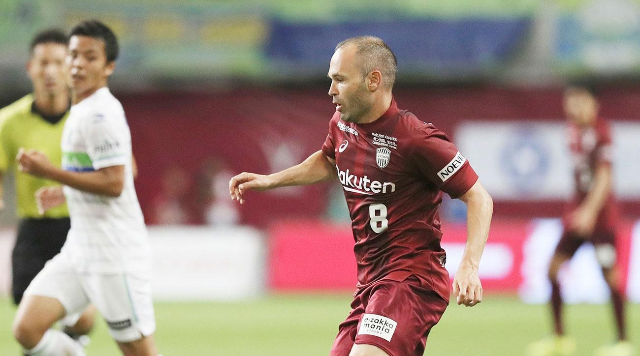 Iniesta ghi ban dau tien dep mat trong mau ao CLB Nhat Ban hinh anh