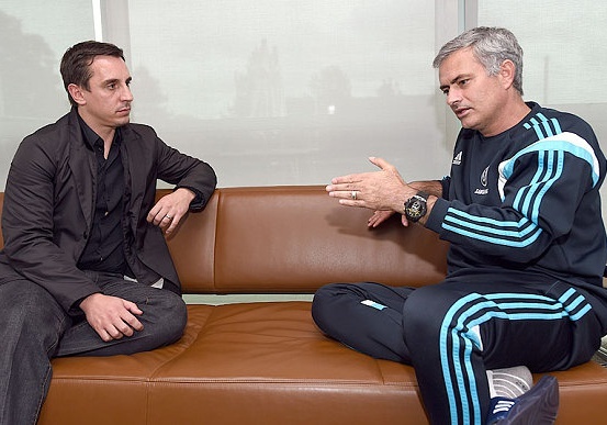 Gary Neville: 'That dau long khi xem MU thi dau duoi thoi Mourinho' hinh anh