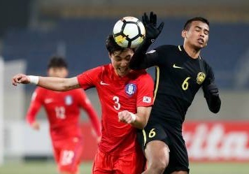 Safawi Rasid dap thang vao nguc thu mon Han Quoc tai VCK U23 chau A hinh anh