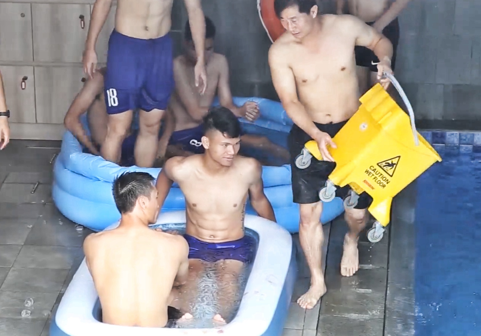 Tai sao cau thu Olympic Viet Nam thu gian bang cach ngam nuoc da? hinh anh