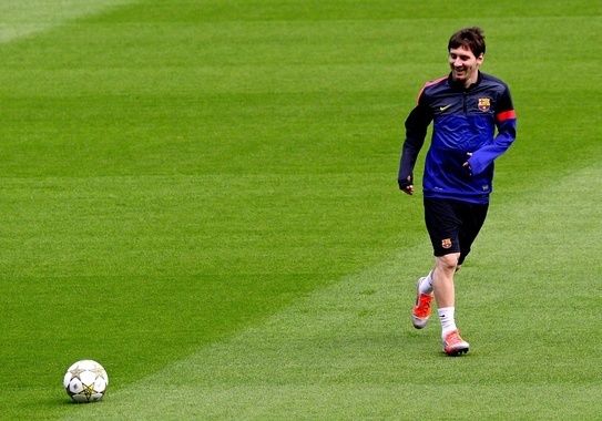 Messi 'gay bao mang' vi xo hang phong vien truyen hinh tren san tap hinh anh