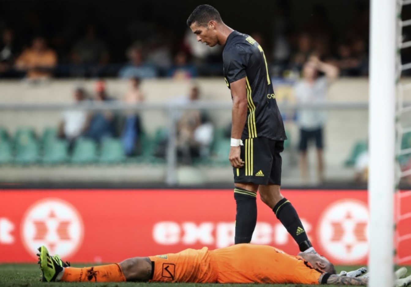 Thu mon Chievo bi gay xuong mui, dap vai sau va cham voi Ronaldo hinh anh
