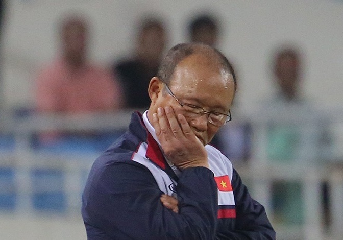 HLV Park Hang-seo chong cam massage chan cho Dinh Trong hinh anh