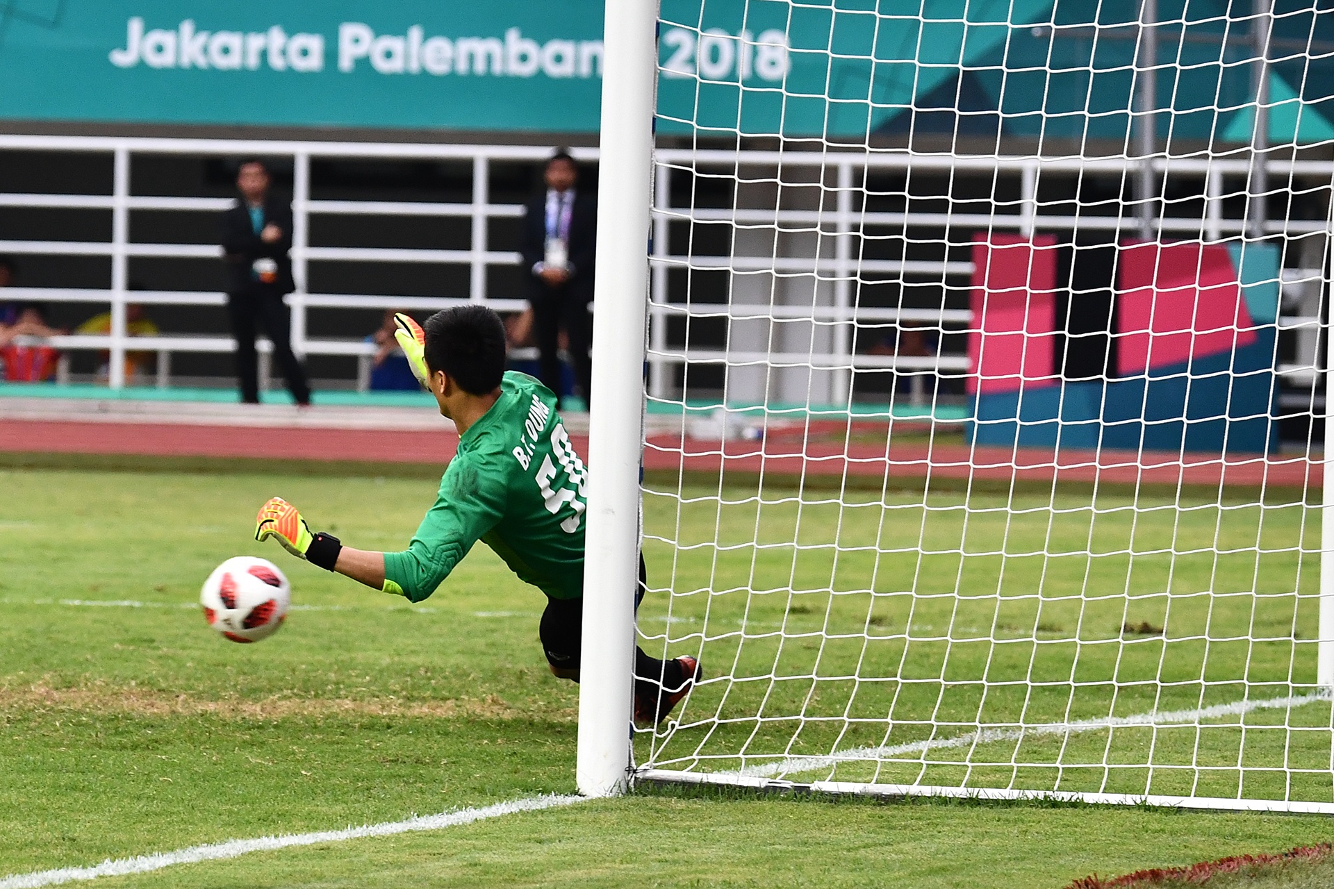 ASIAD 18,  Olympic Viet Nam,  Quang Hai,  Bui Tien Dung anh 1