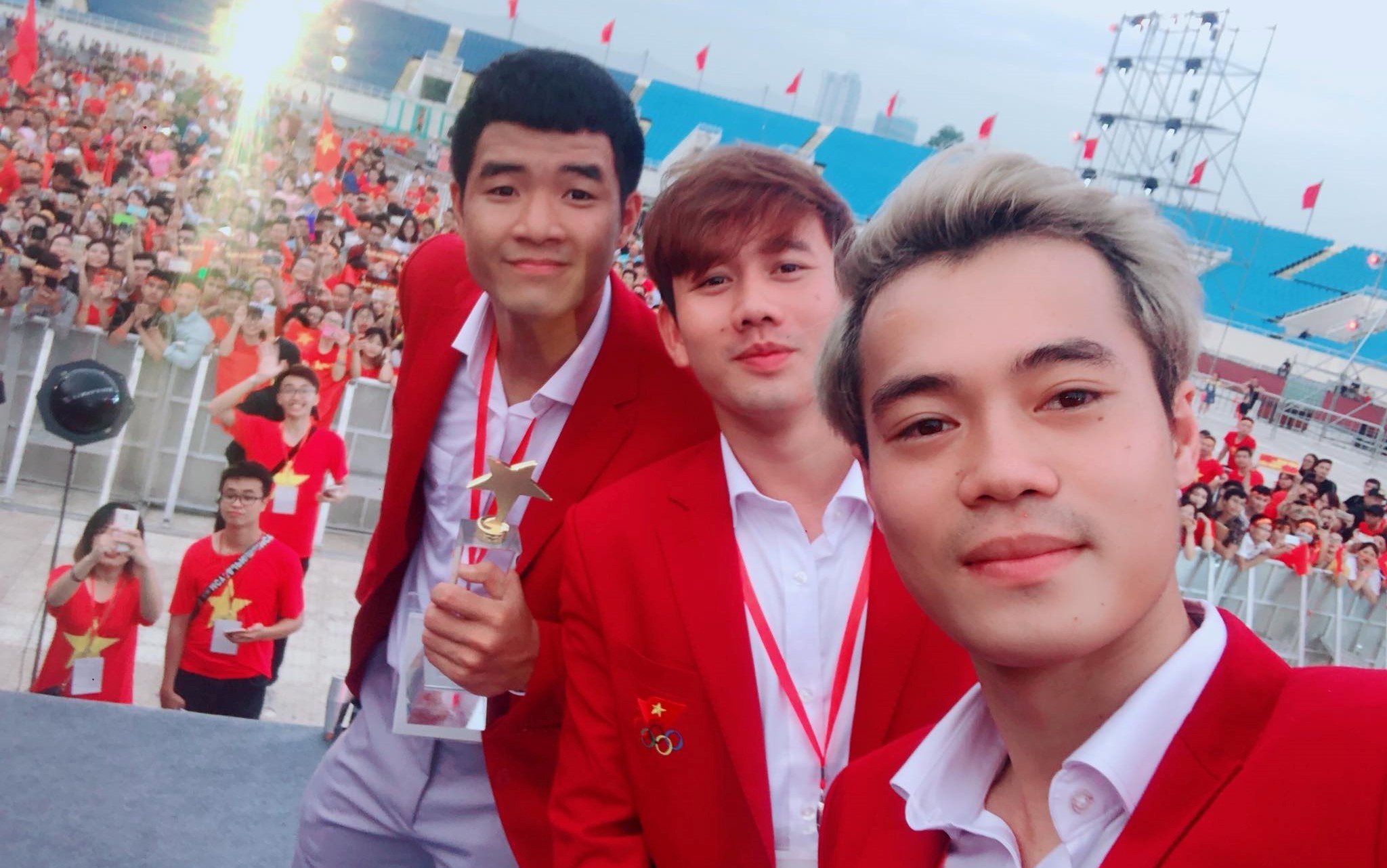 Van Toan, Duc Chinh cuoi rang ro trong le mung cong o My Dinh hinh anh