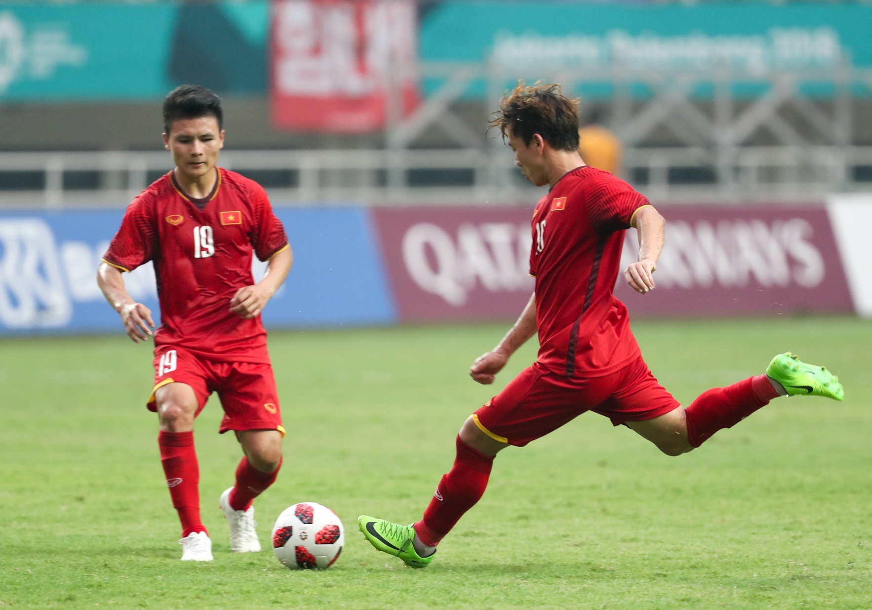 Quang Hai, Minh Vuong trao doi gi khi dan xep sut phat truoc Han Quoc? hinh anh