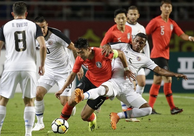 Son Heung-min sut hong penalty trong ngay ra mat tan HLV doi Han Quoc hinh anh