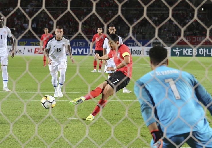 Son Heung-min sut hong penalty, Han Quoc van thang 2-0 Costa Rica hinh anh