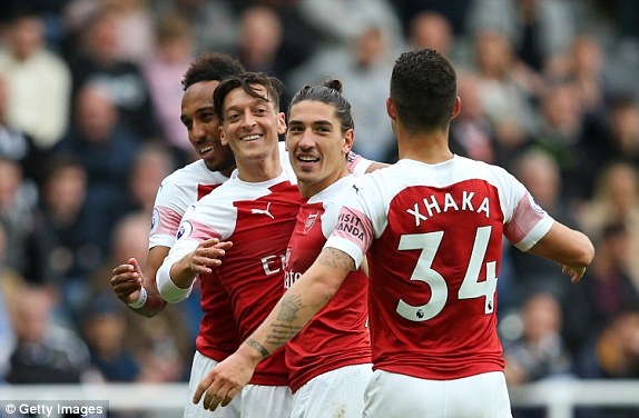 Arsenal,  Mesut Oezil,  Unai Emery,  Granit Xhaka anh 10