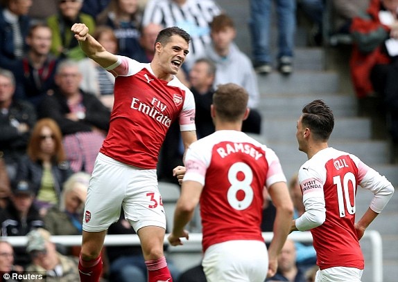 Arsenal,  Mesut Oezil,  Unai Emery,  Granit Xhaka anh 5