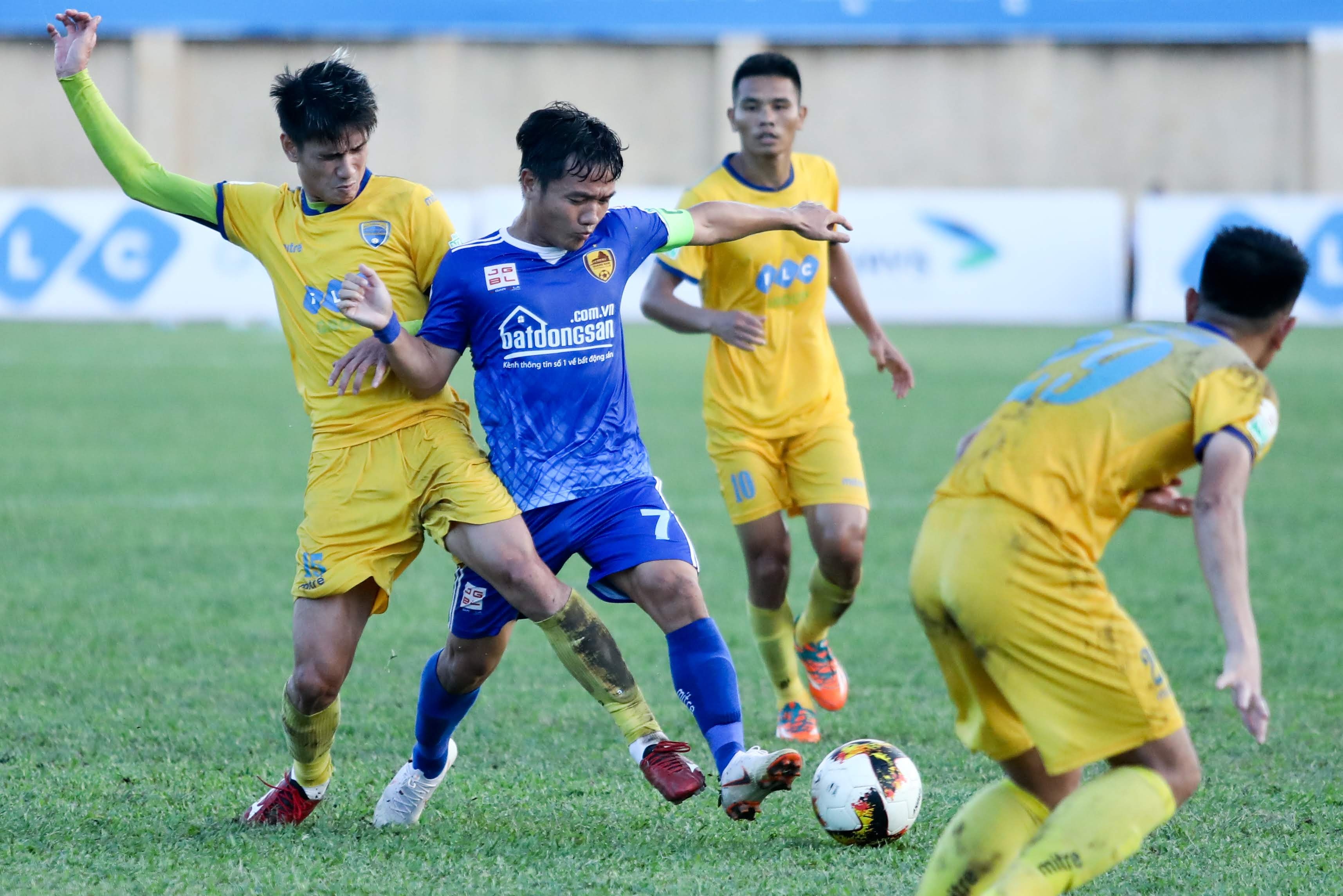 CLB Thanh Hoa,  CLB Quang Nam,  thu mon Bui Tien Dung,  V.League 2018 anh 3