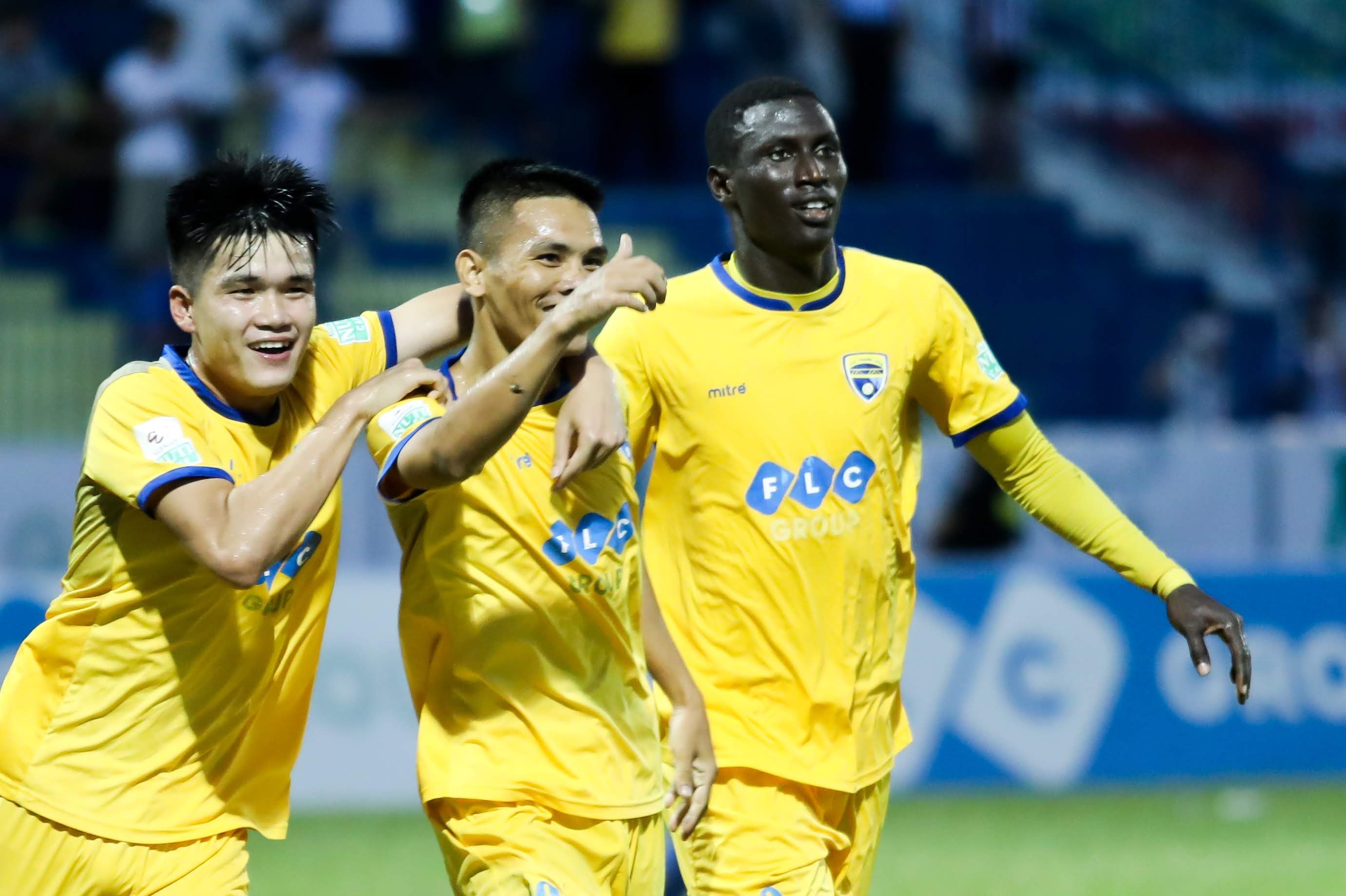 CLB Thanh Hoa,  CLB Quang Nam,  thu mon Bui Tien Dung,  V.League 2018 anh 4