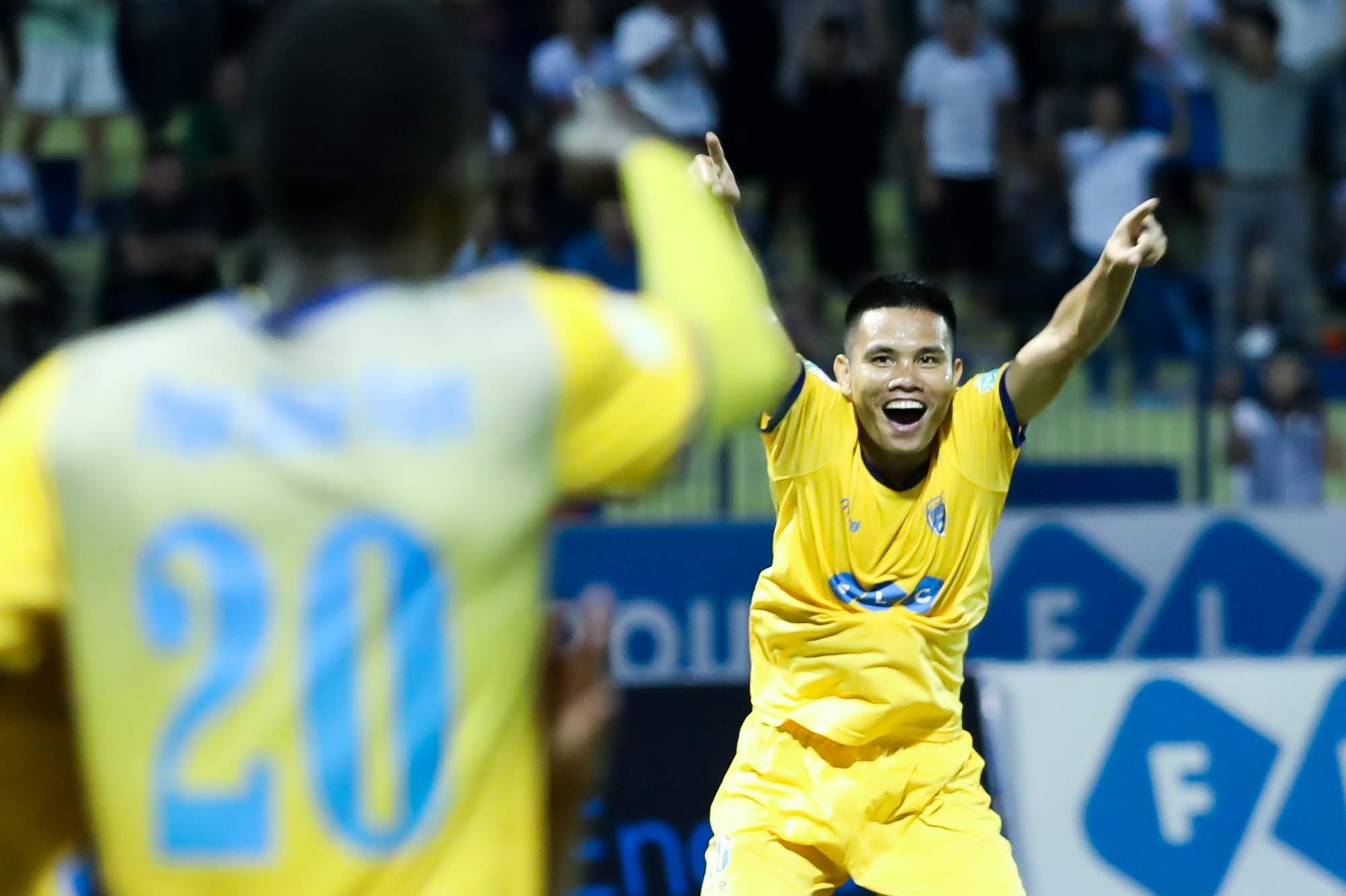 CLB Thanh Hoa,  CLB Quang Nam,  thu mon Bui Tien Dung,  V.League 2018 anh 5