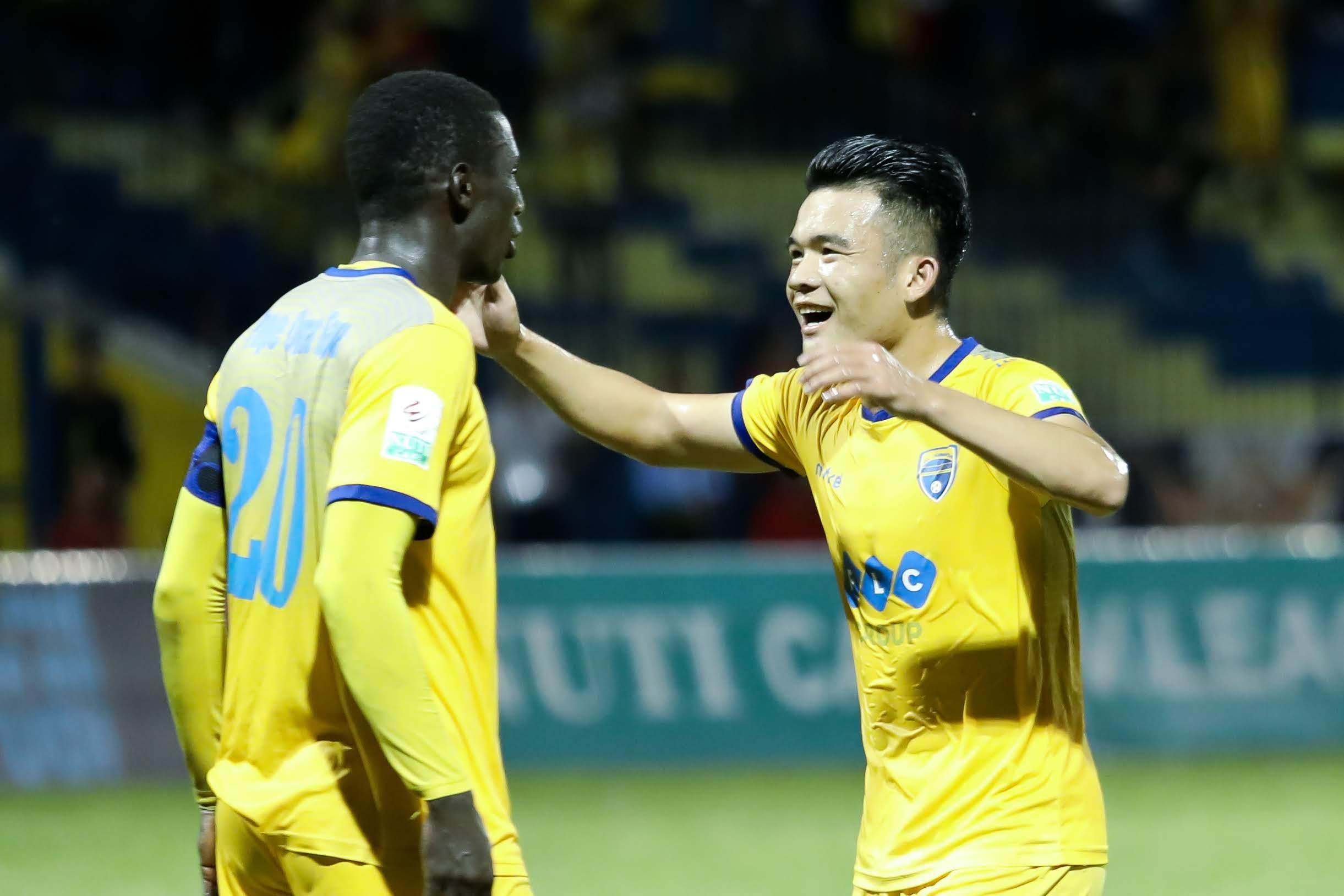 CLB Thanh Hoa,  CLB Quang Nam,  thu mon Bui Tien Dung,  V.League 2018 anh 6