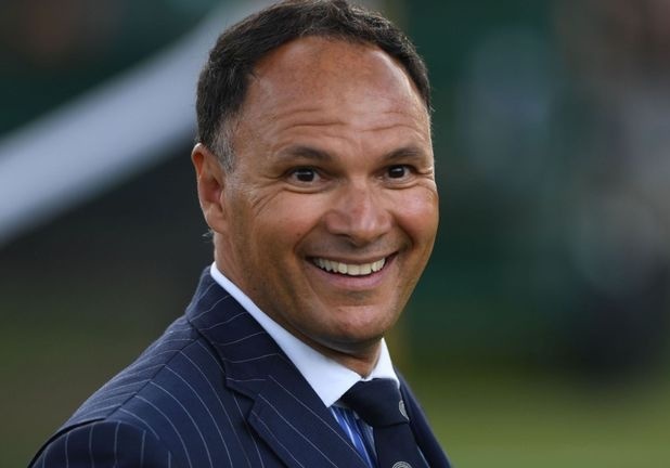 Trong tai tennis bi dinh chi 2 giai dau vi dong vien tay vot tren san hinh anh