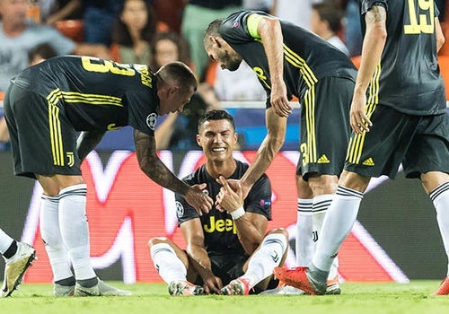 Sau the do cua Ronaldo, HLV Allegri doi Champions League ap dung VAR hinh anh