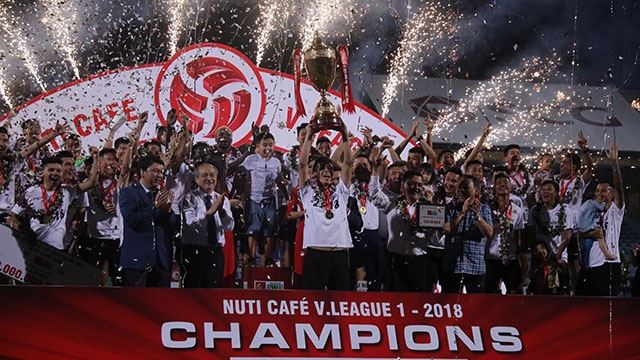 CLB Ha Noi nang cup vo dich, CLB Nam Dinh co loi the lon de tru hang hinh anh