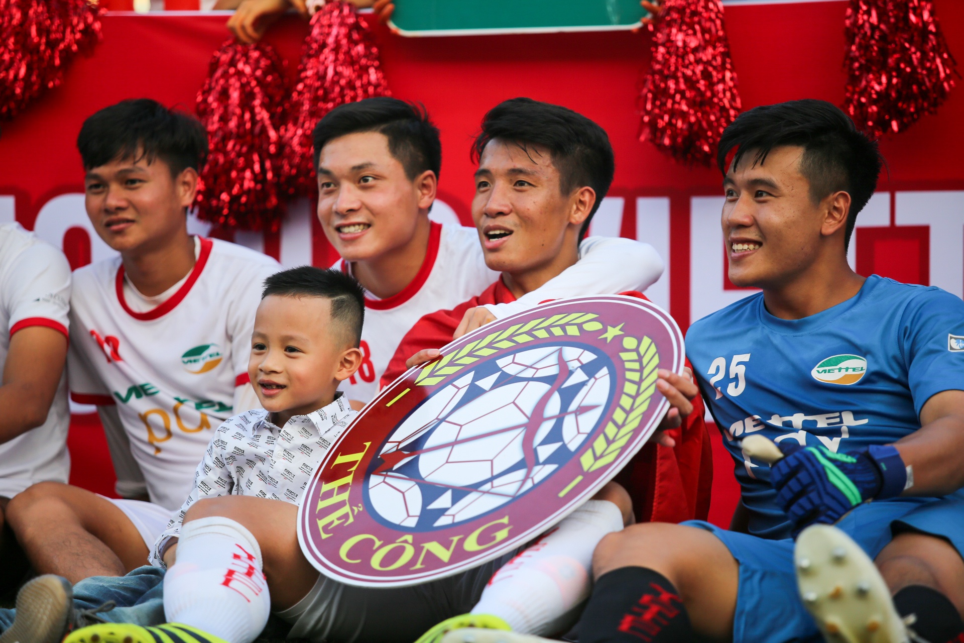 Bui Tien Dung cung dong doi an mung chuc vo dich cua CLB Viettel hinh anh