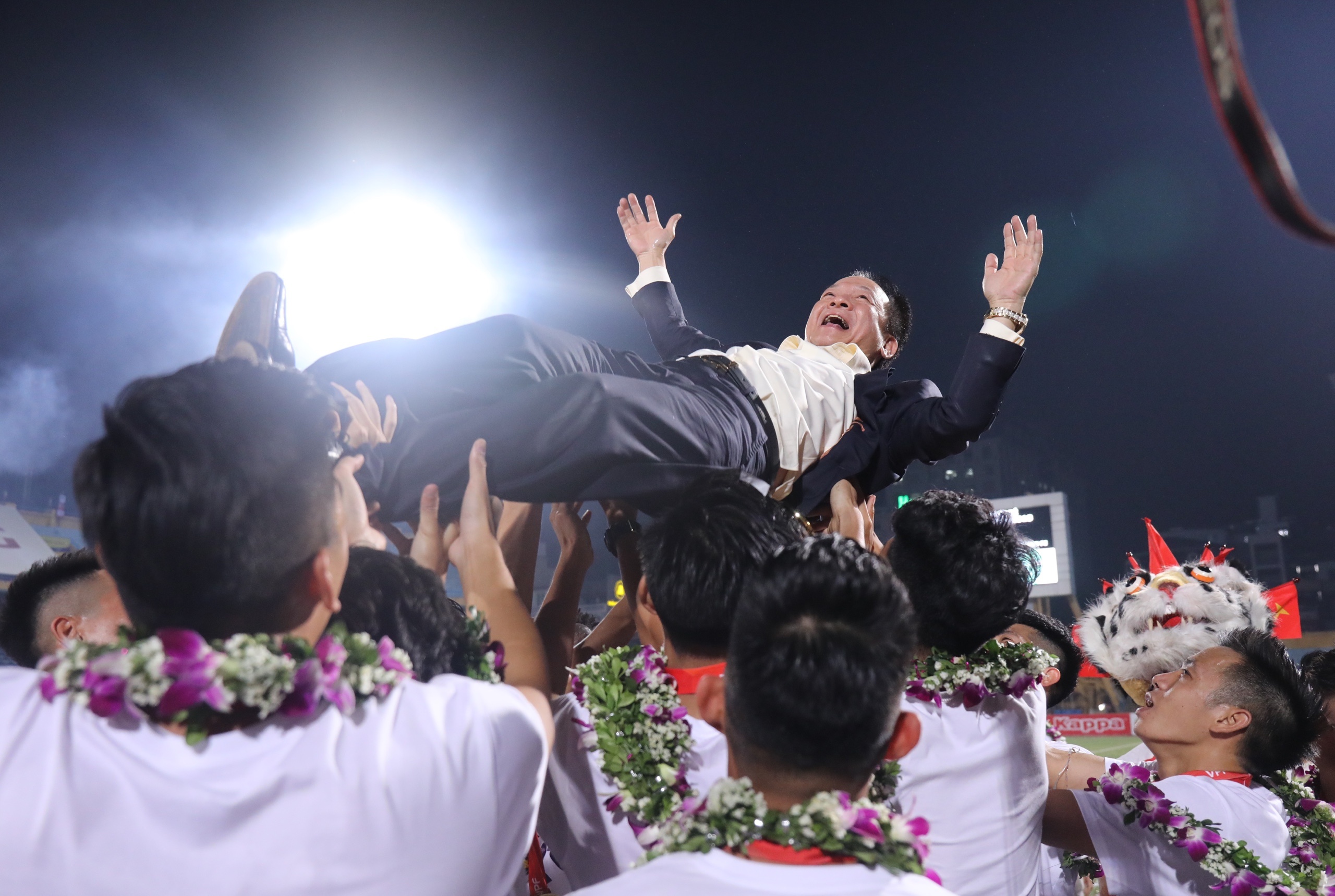 Bau Hien duoc cau thu CLB Ha Noi tung len cao trong ngay nhan cup hinh anh