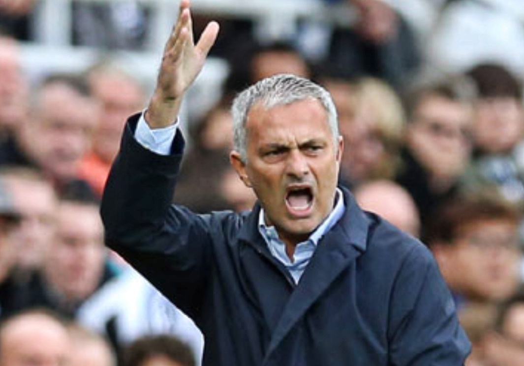 Mourinho do loi cho canh sat khien MU den tre tran dau voi Valencia hinh anh