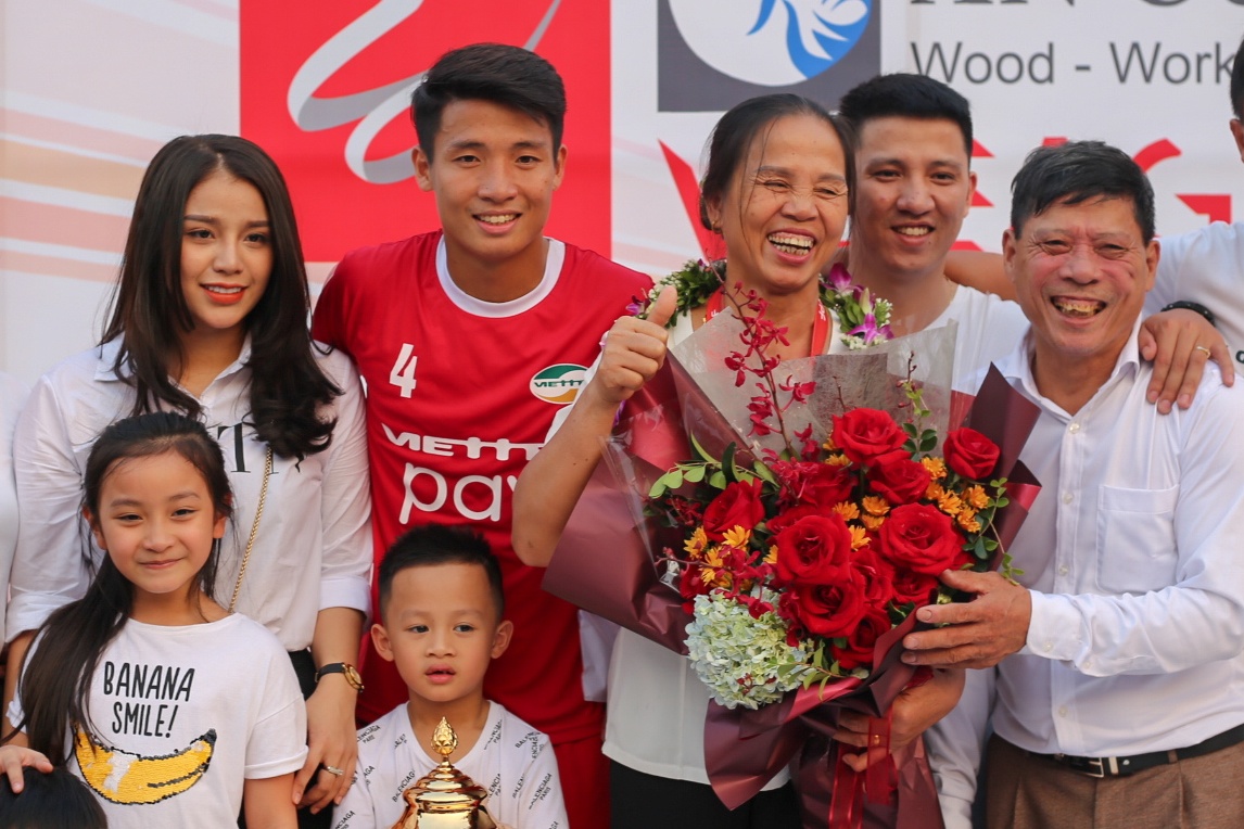 Bui Tien Dung,  Viettel vo dich,  The Cong,  V.League anh 10