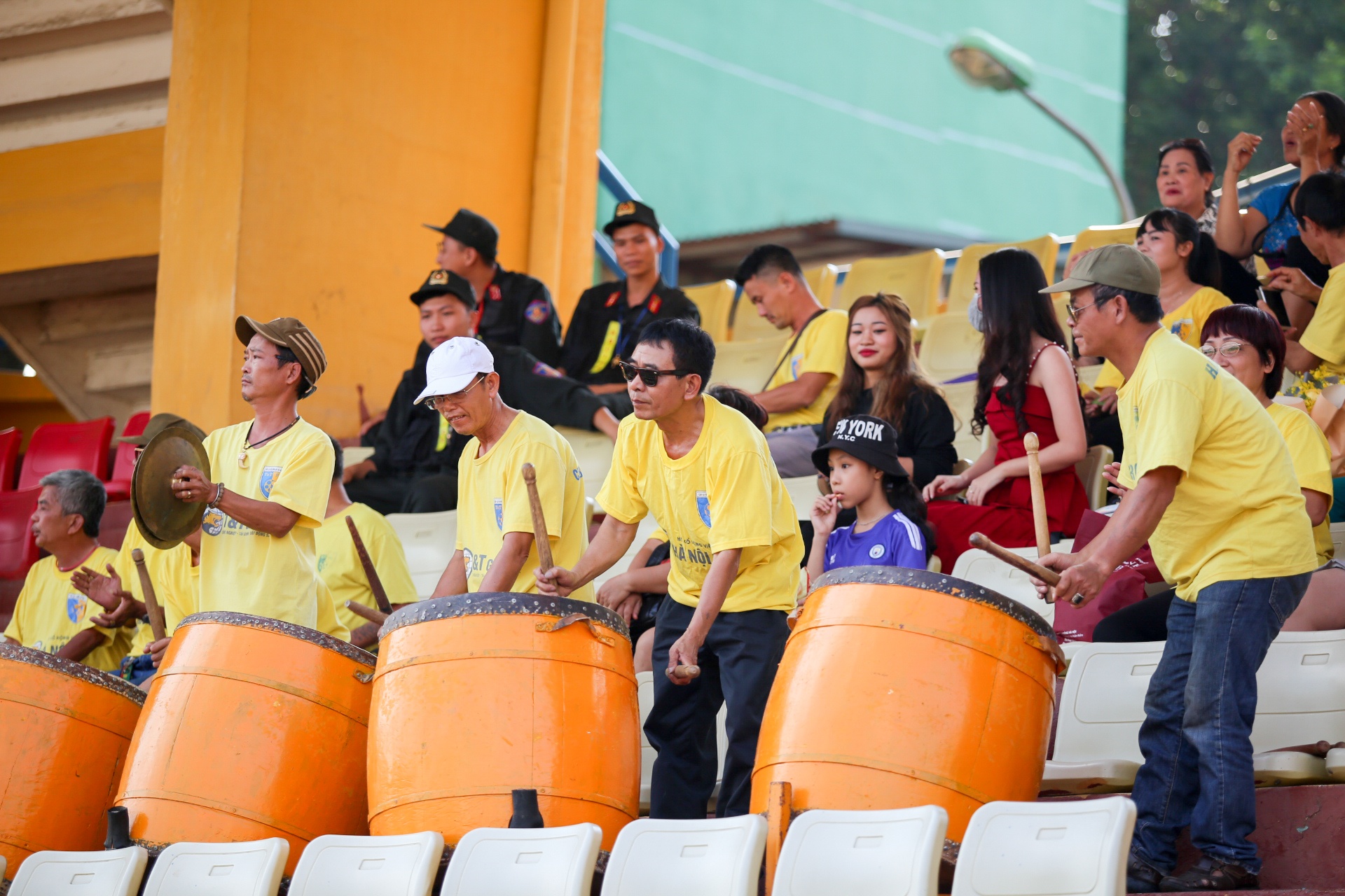 Bui Tien Dung,  Viettel vo dich,  The Cong,  V.League anh 2