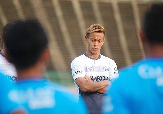 Keisuke Honda gap kho khi dam duong vai tro cau thu va HLV hinh anh