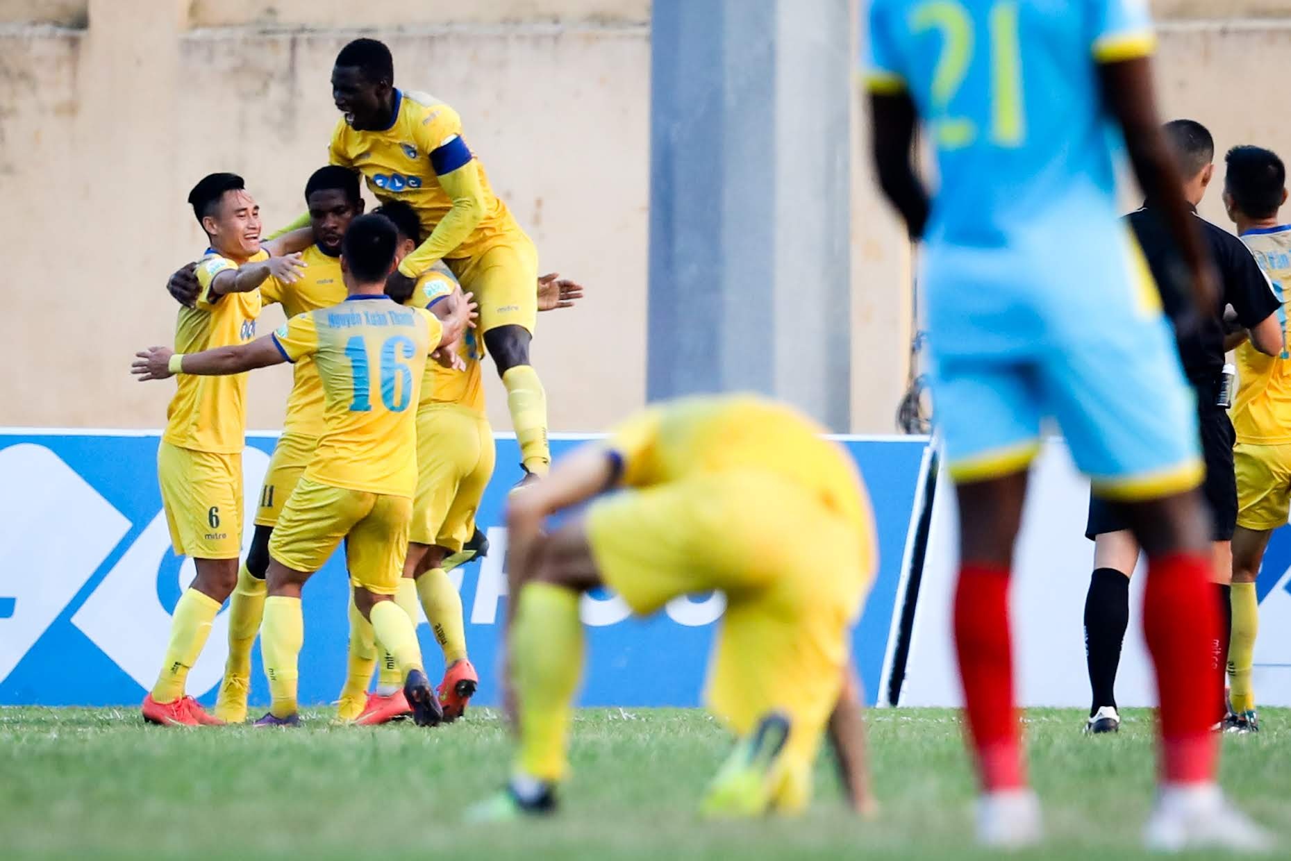 thu mon Bui Tien Dung,  A quan V.League,  CLB Thanh Hoa anh 2