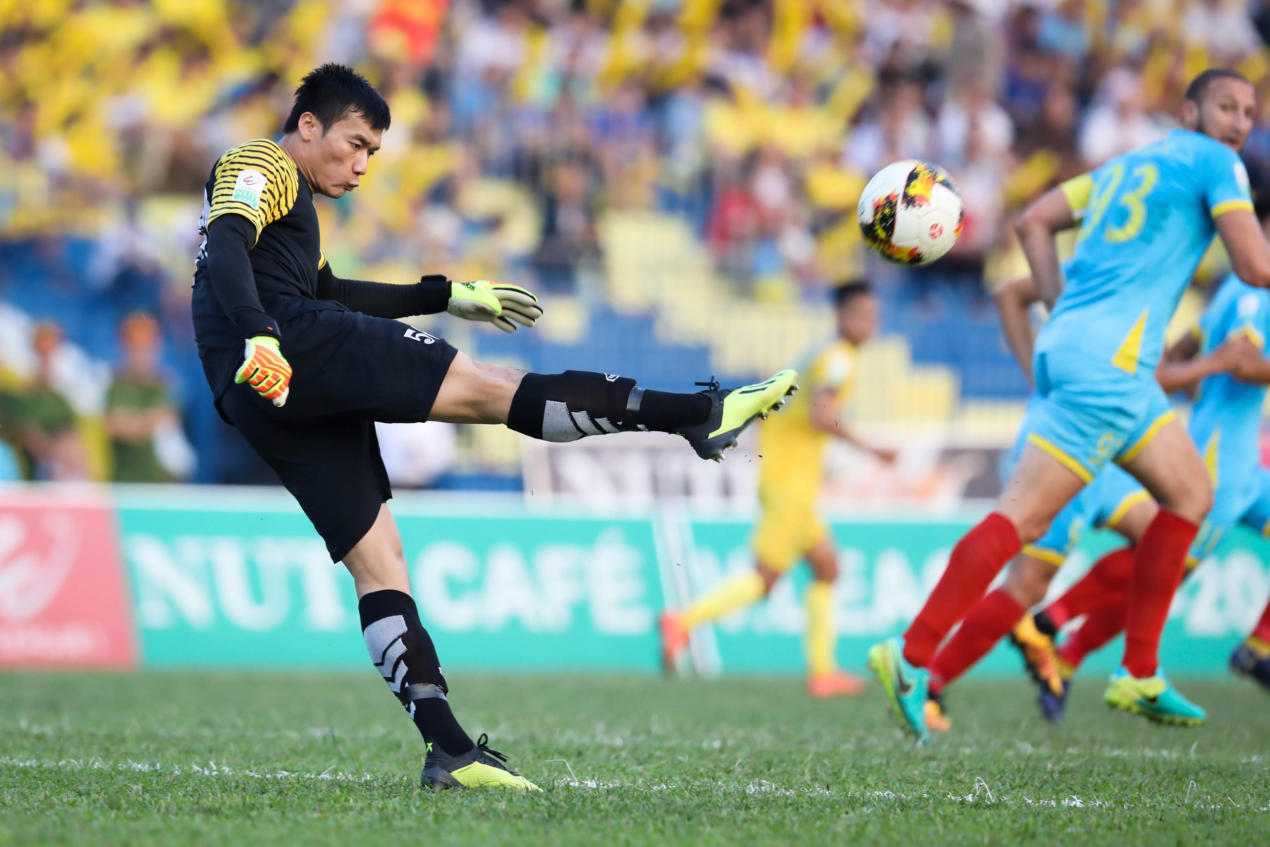 thu mon Bui Tien Dung,  A quan V.League,  CLB Thanh Hoa anh 3