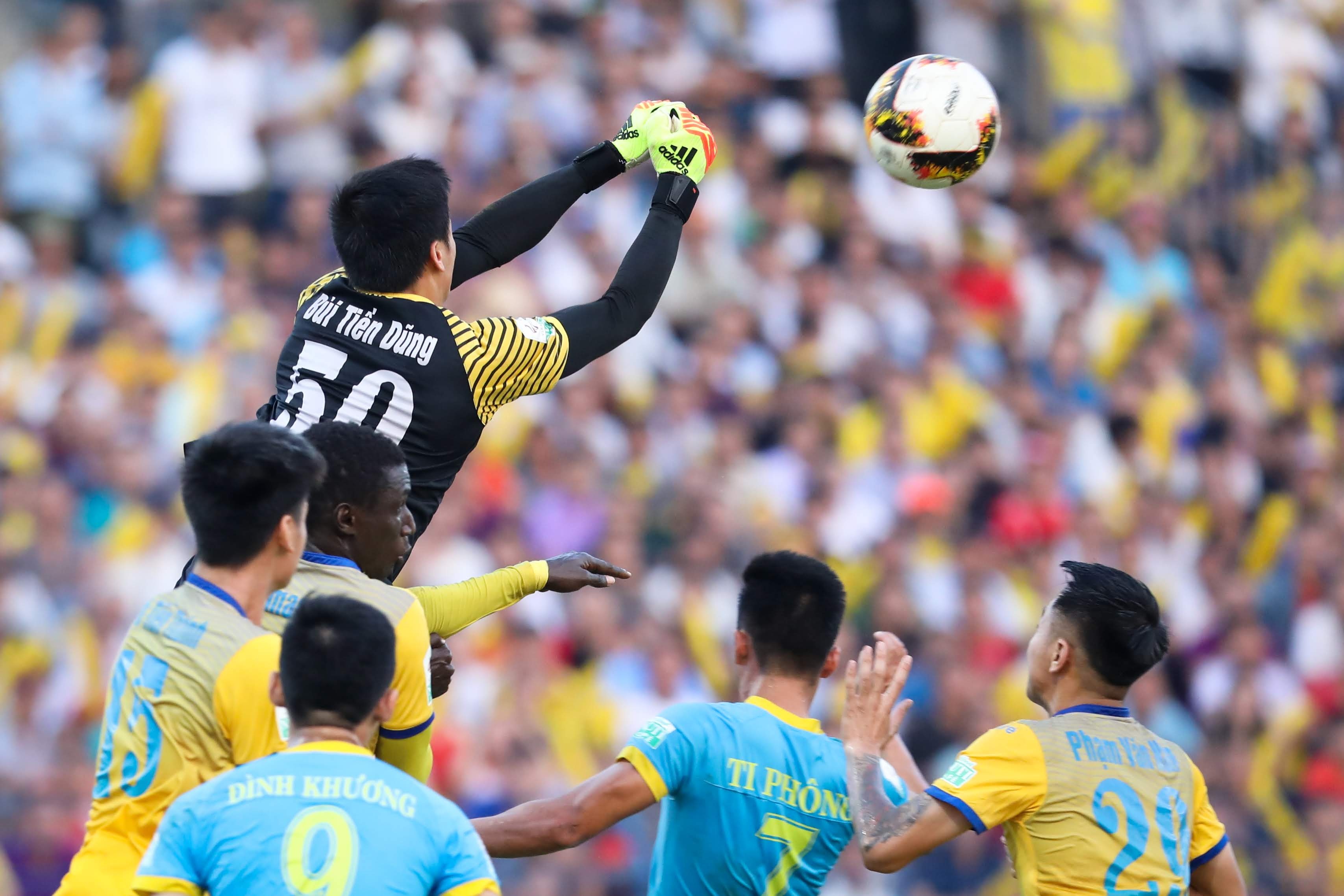 thu mon Bui Tien Dung,  A quan V.League,  CLB Thanh Hoa anh 4