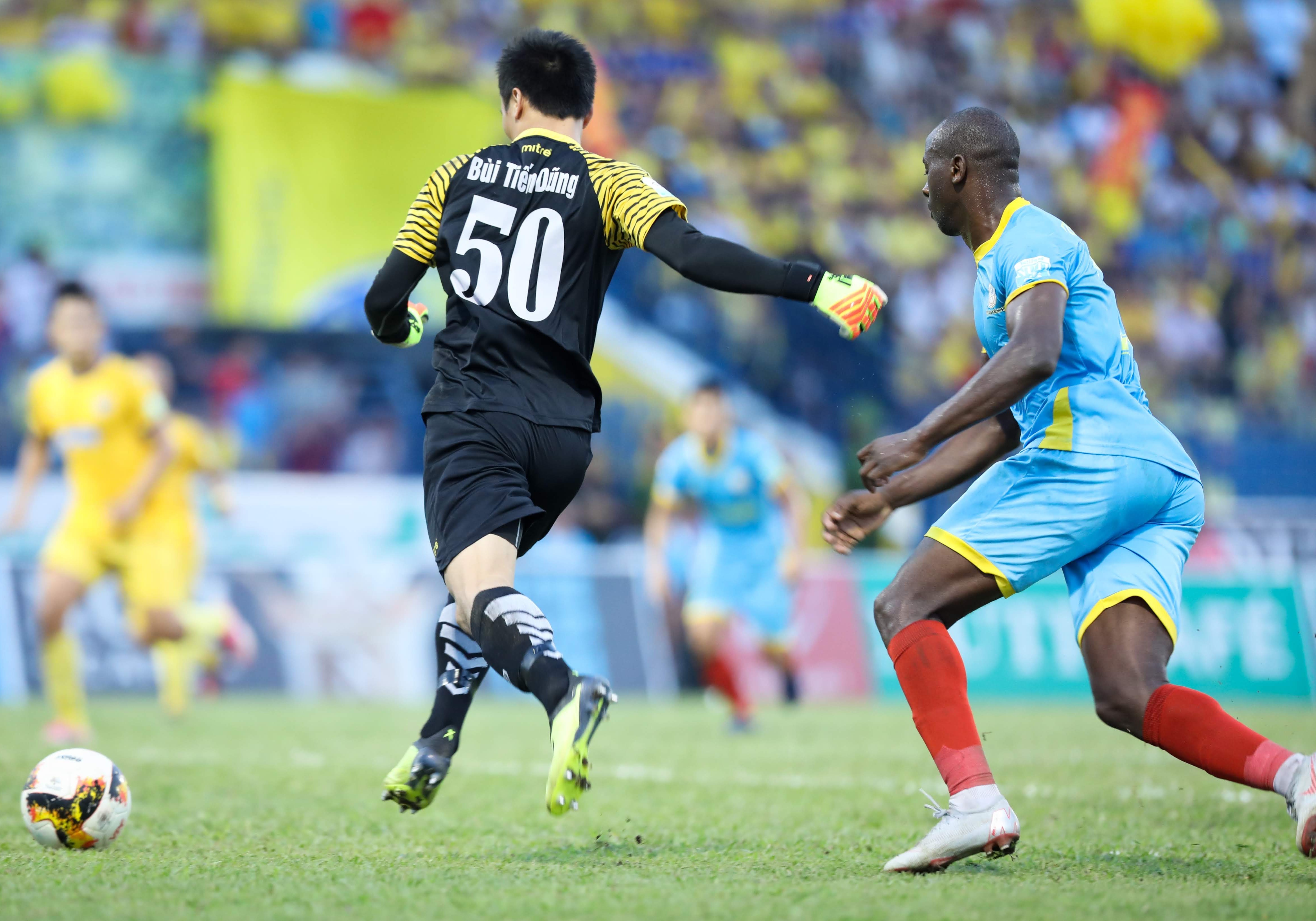 Bui Tien Dung lam dong tac gia, Thanh Hoa gianh ngoi a quan V.League hinh anh