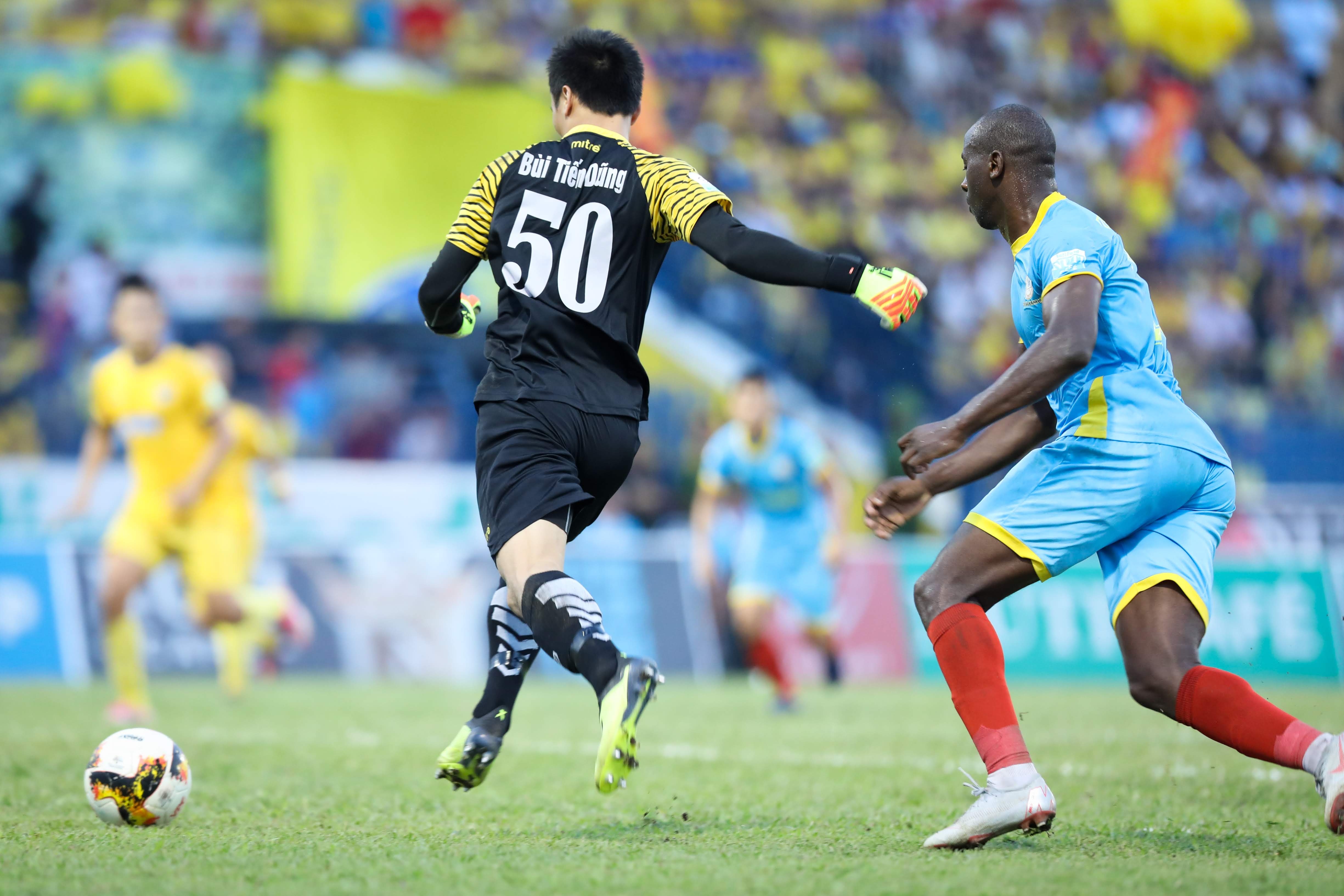 thu mon Bui Tien Dung,  A quan V.League,  CLB Thanh Hoa anh 5