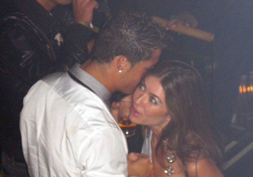 Luat su khuyen Ronaldo tro ve que tranh nguy co dan do sang My hinh anh