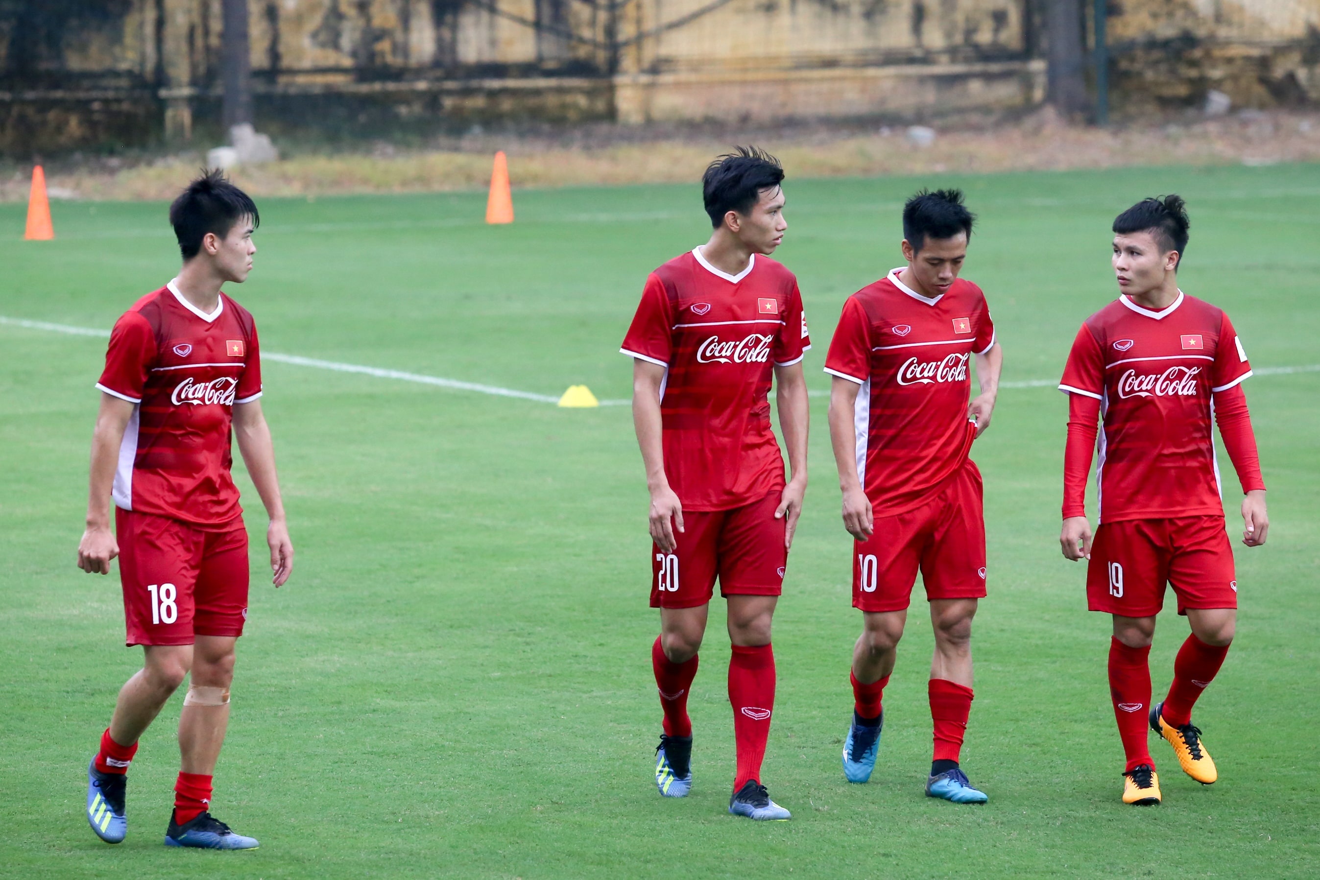 Doi tuyen Viet Nam tap luyen,  Duc Huy,  Dinh Trong chan thuong,  Cong Phuong anh 9