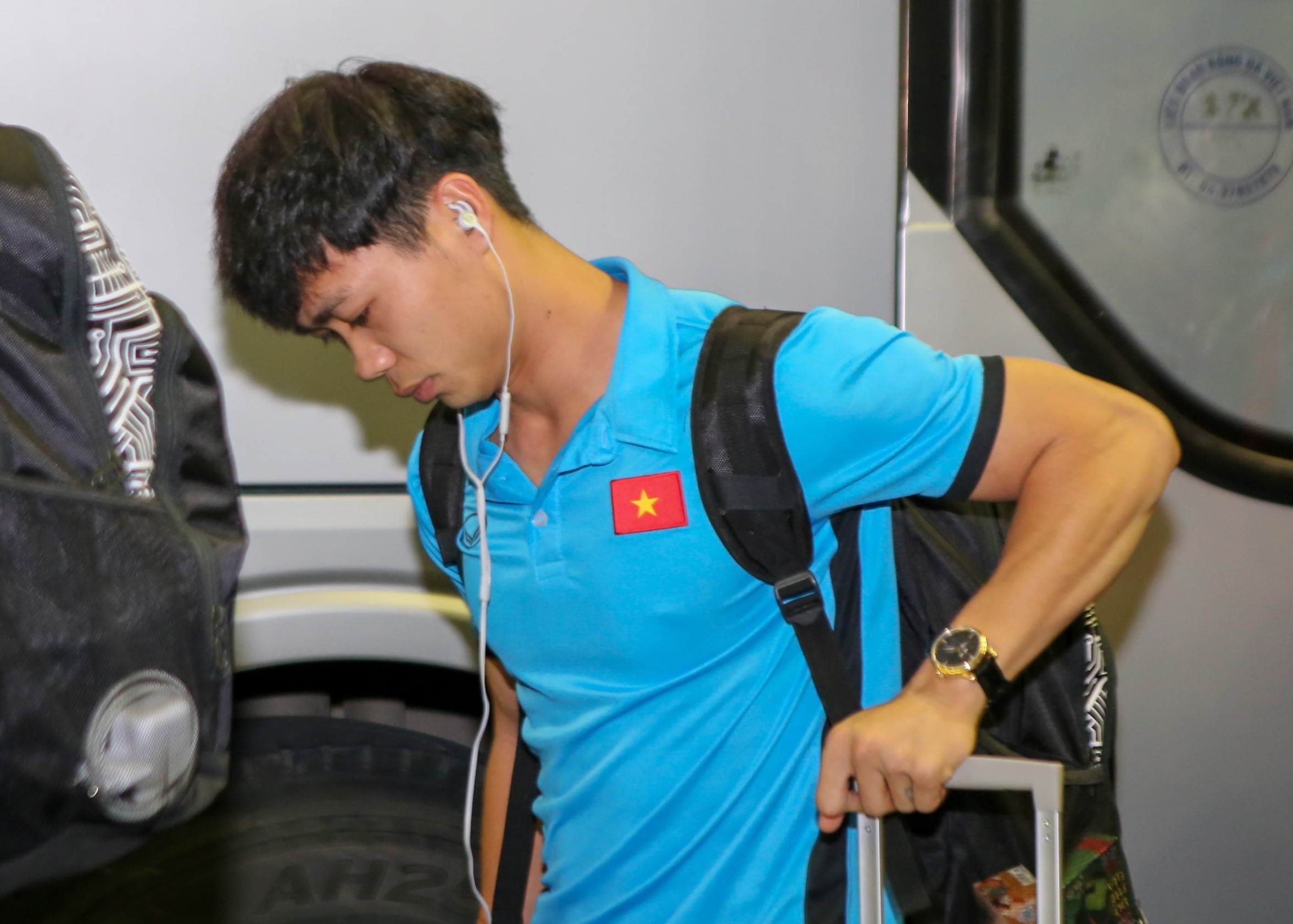 Cong Phuong met moi, Duc Chinh tro tai chup anh o san bay hinh anh