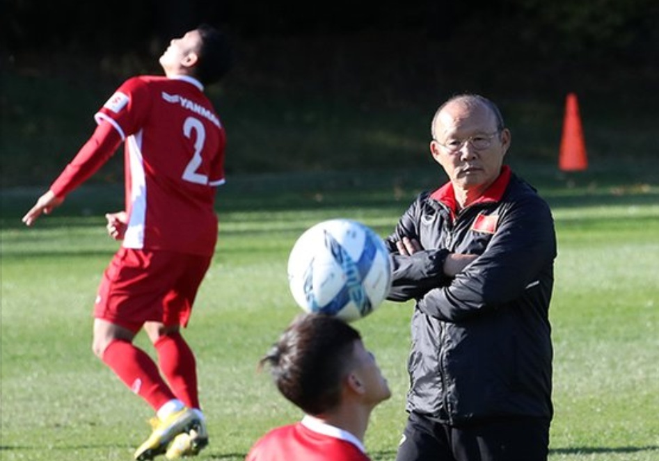 HLV Park: 'DT Viet Nam tu tin truoc Trung Dong ma lai so Thai Lan' hinh anh