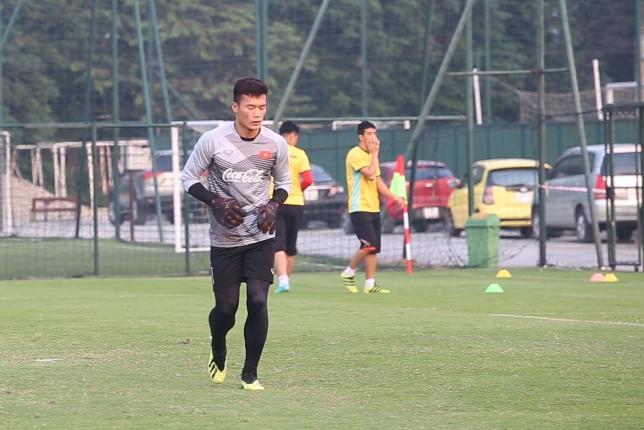 Thu mon Bui Tien Dung binh phuc chan thuong, but toc o buoi tap cuoi hinh anh