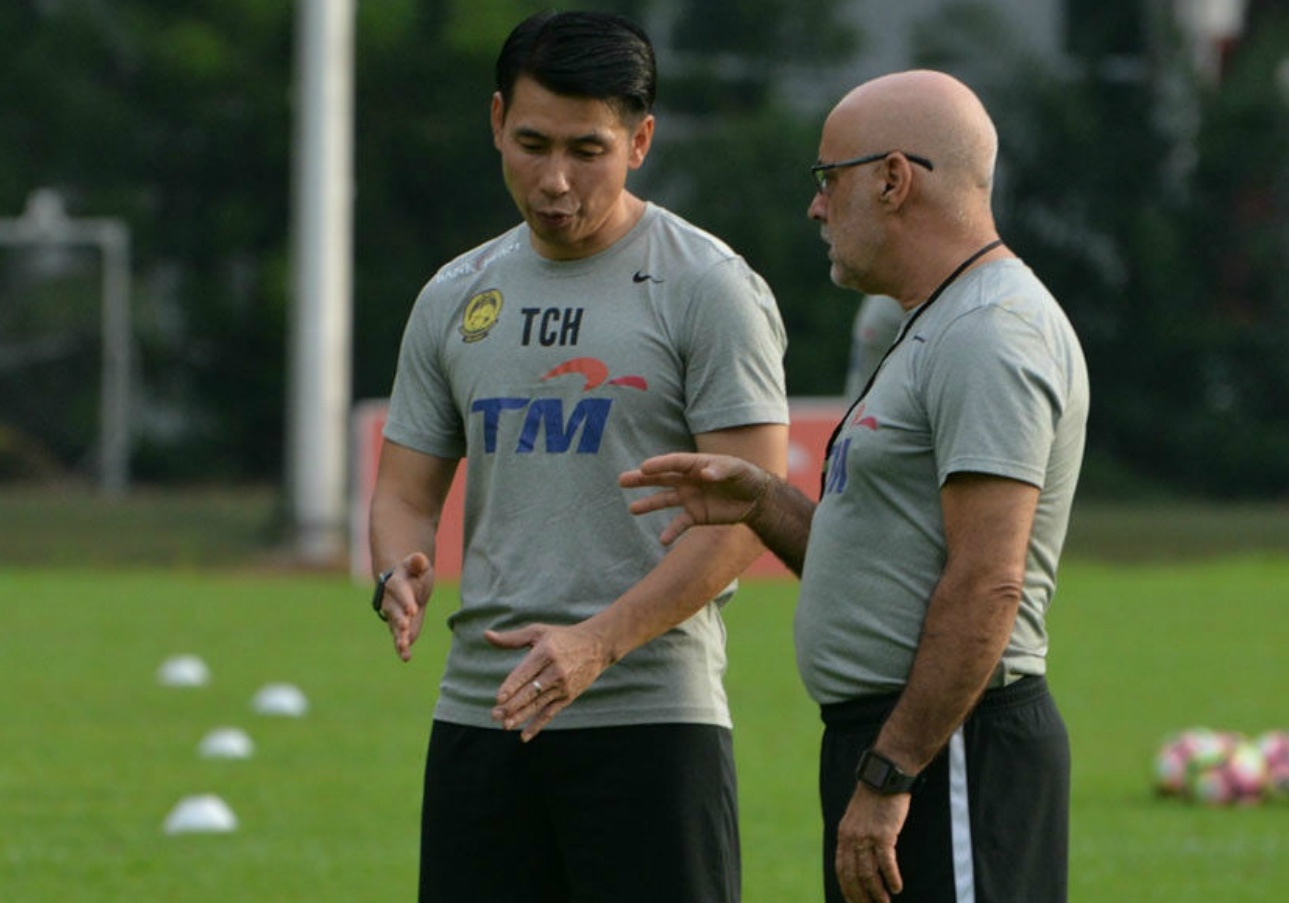 HLV Malaysia than trong khi phai choi tren san co nhan tao o Campuchia hinh anh