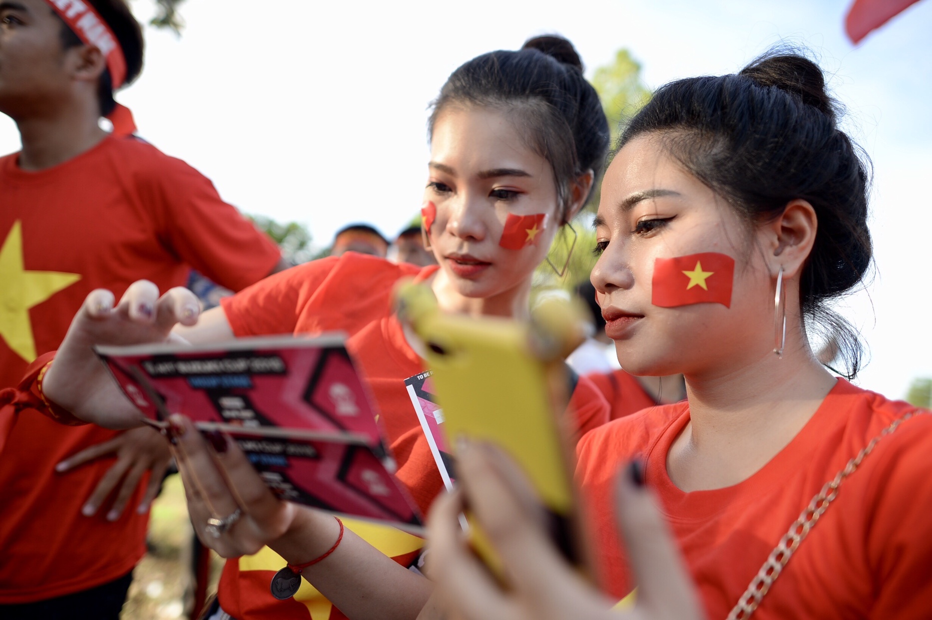 AFF Cup 2018, Đội tuyển Việt Nam, cổ động viên, Lào vs Việt Nam ảnh 2 AFF Cup 2018, Doi tuyen Viet Nam, co dong vien, Lao vs Viet Nam anh 2