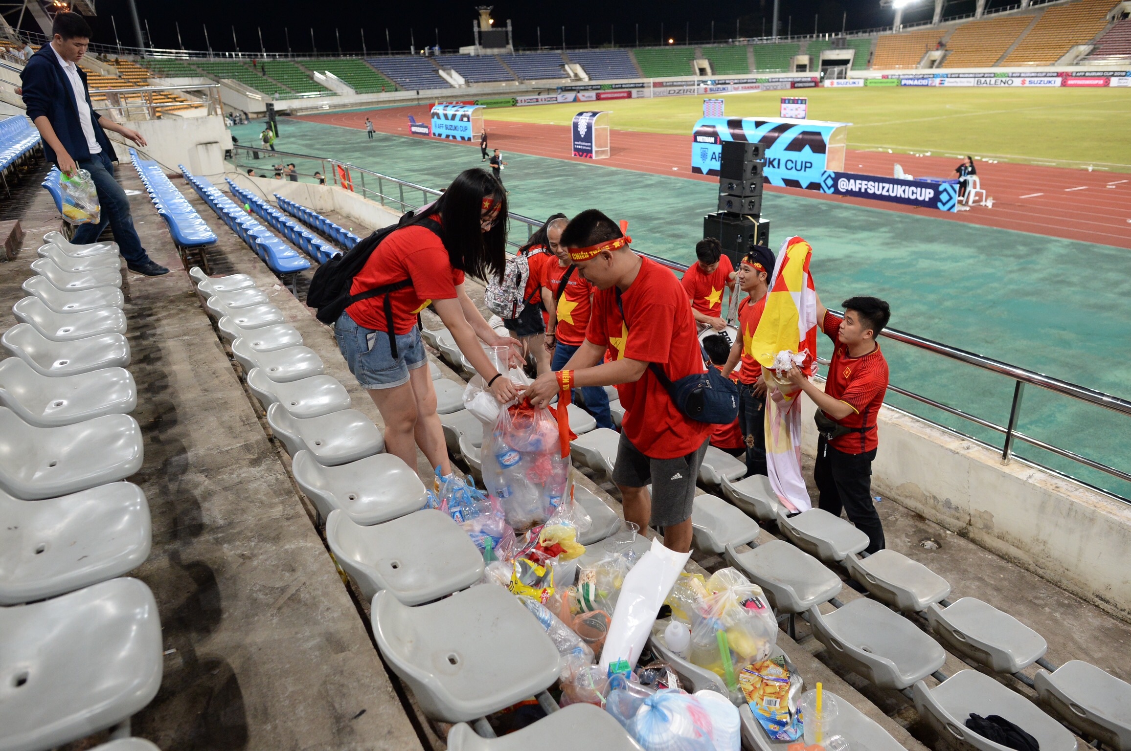 co dong vien,  AFF Cup 2018,  doi tuyen Viet Nam,  Lao vs Viet Nam anh 1