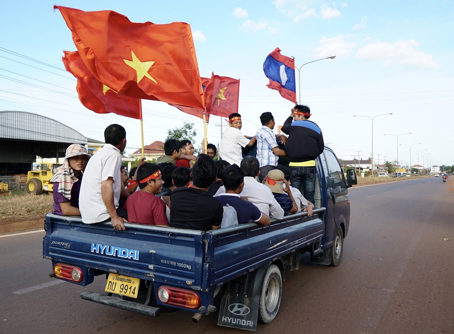 AFF Cup 2018, Đội tuyển Việt Nam, cổ động viên, Lào vs Việt Nam ảnh 1 AFF Cup 2018, Doi tuyen Viet Nam, co dong vien, Lao vs Viet Nam anh 1