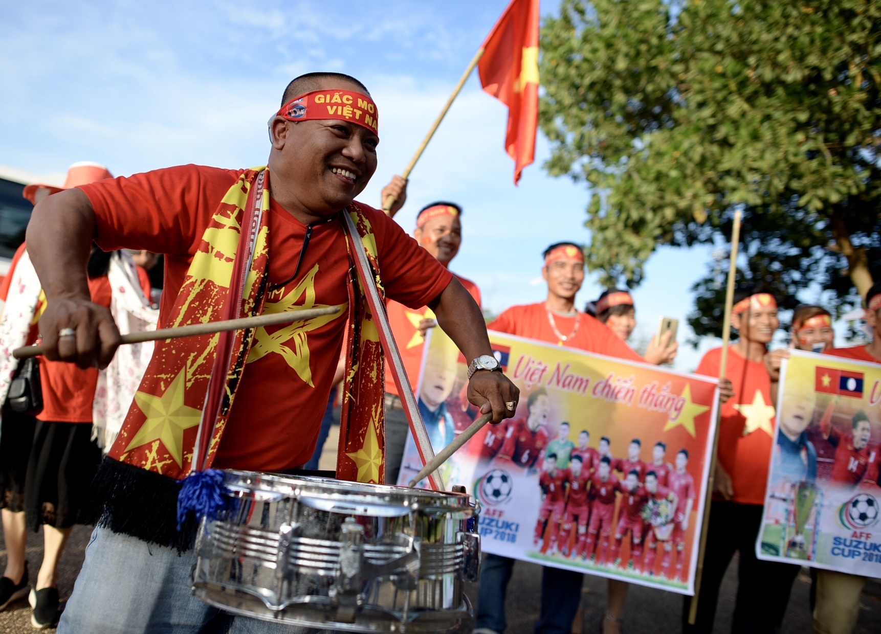 AFF Cup 2018, Đội tuyển Việt Nam, cổ động viên, Lào vs Việt Nam ảnh 4 AFF Cup 2018, Doi tuyen Viet Nam, co dong vien, Lao vs Viet Nam anh 4
