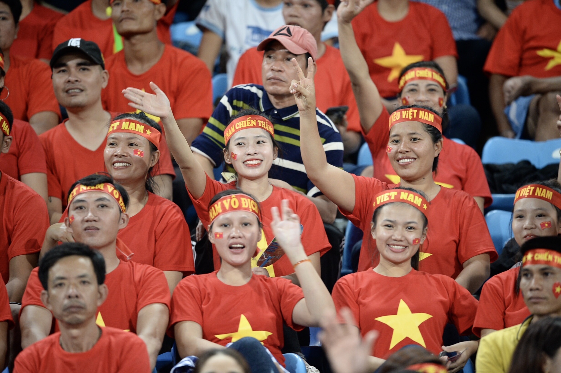 Đội tuyển Việt Nam, AFF Cup 2018, Lào vs Việt Nam, cổ động viên ảnh 4 Doi tuyen Viet Nam, AFF Cup 2018, Lao vs Viet Nam, co dong vien anh 4